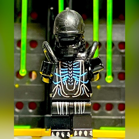 Alien Minifigure - Picture 1 of 6